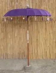 Bali-Schirm, royallila mit Metallmünzen und silbernen Herzen am Rand, ø 190 cm und 250cm Höhe 